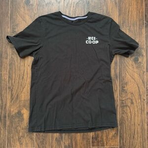 REI Medium Unisex Black Logo Tee